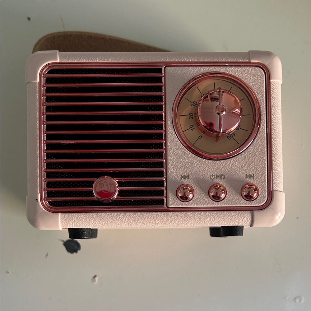 NEW UNUSED Retro Pink Portable Radio